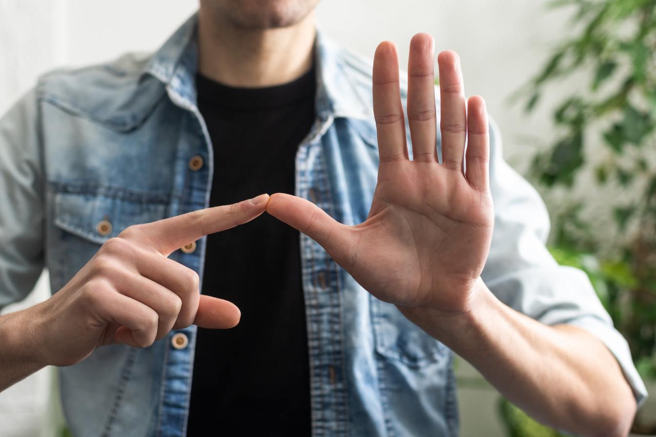 Comment apprendre la langue des signes de manière autonome ?